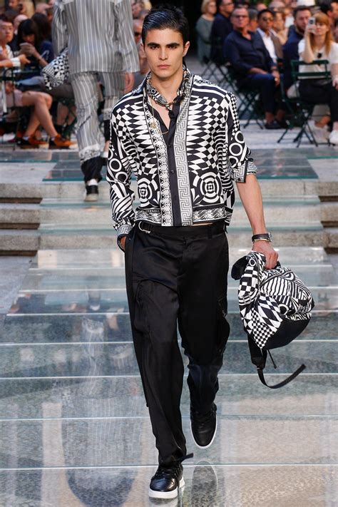 vestiti versace 2018 uomo|Versace Spring 2018 Menswear Collection .